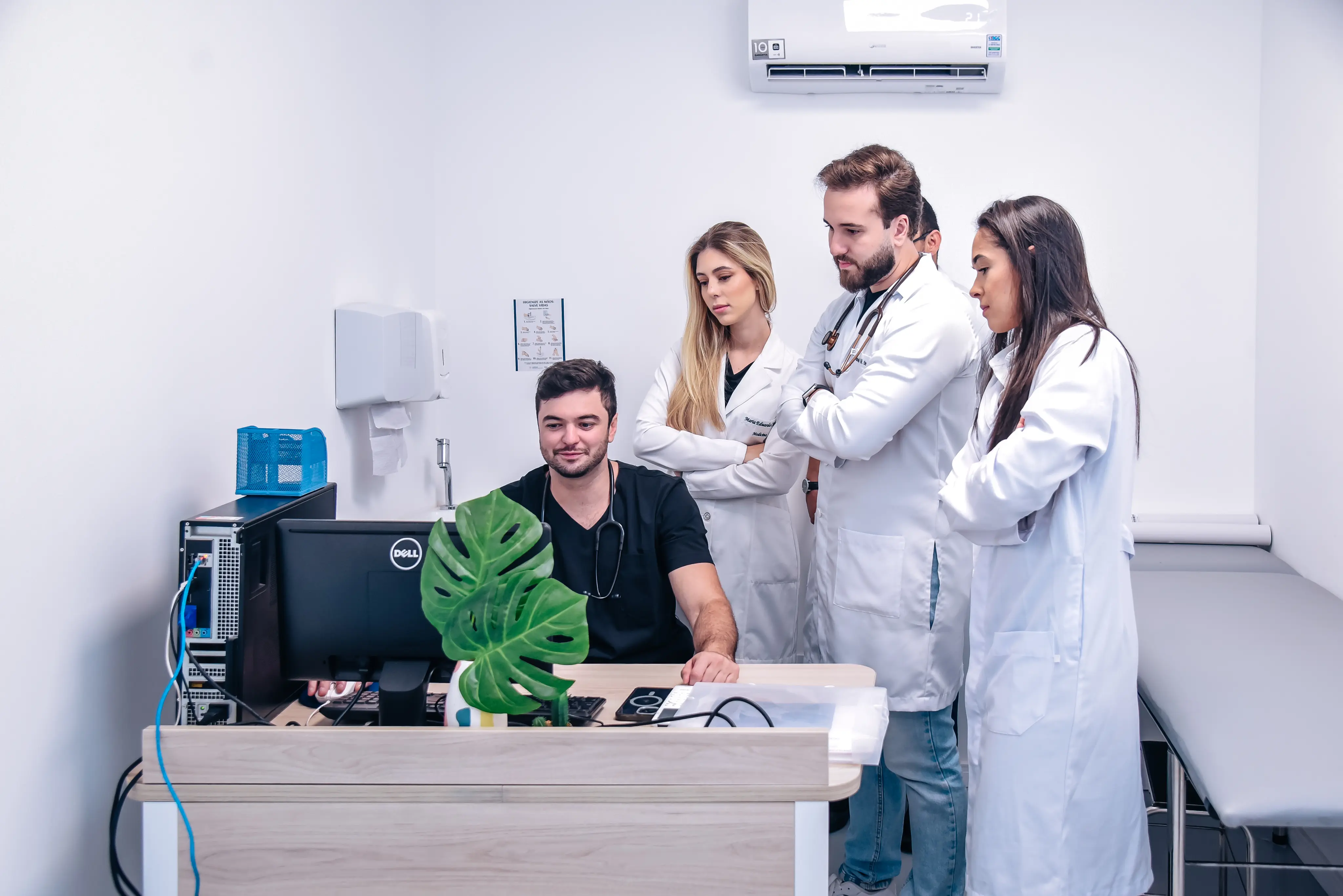 Alunos de Medicina em atividade supervisionada em consultório da Policlínica Universitária