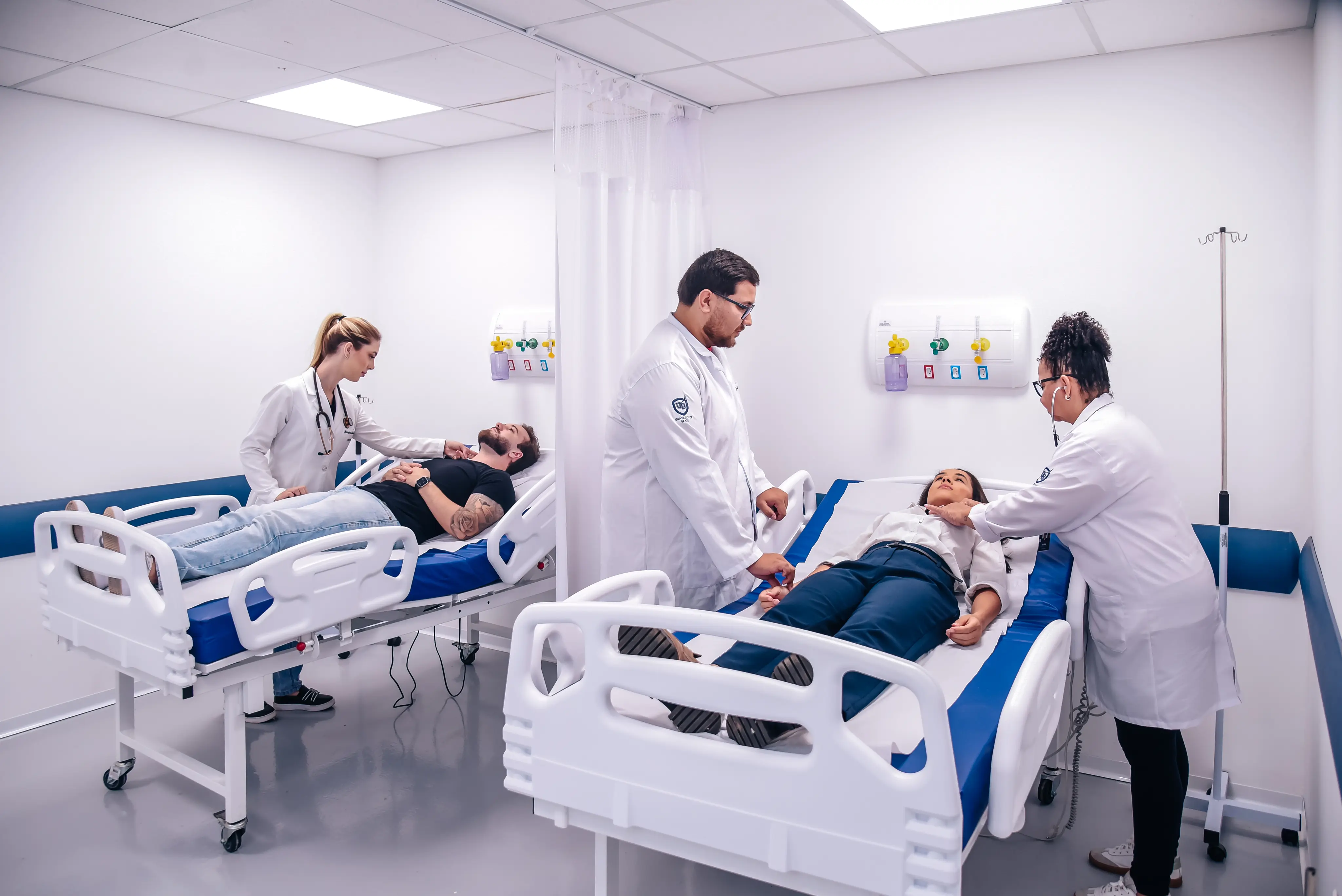 Sala clínica com leitos