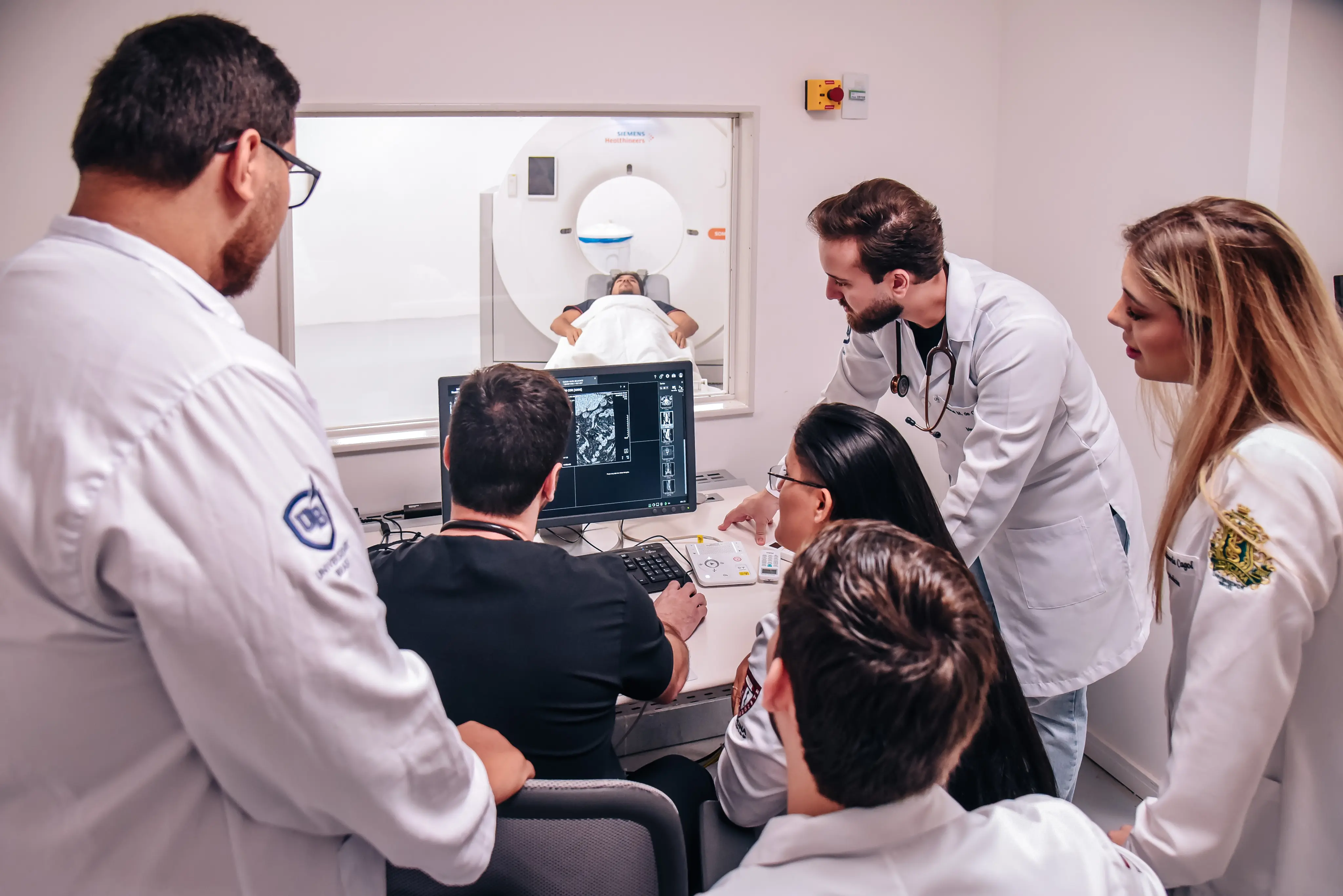 Alunos em tomografia